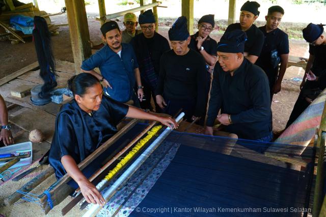 Tenun Kajang Menuju Perlindungan Indikasi Geografis Potensi Ekonomi Masyarakat Adat Kajang Semakin Terbuka1